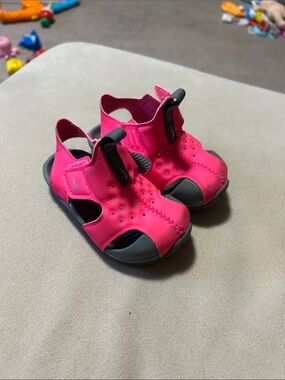 Nike Kids Hot Pink Open-Toe Sandals with Gray Soles 4c